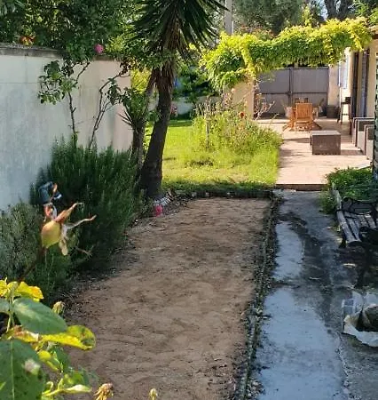 Дом отдыха Holiday House In Cap D'antibes With Garden Close To The Sea Антиб
